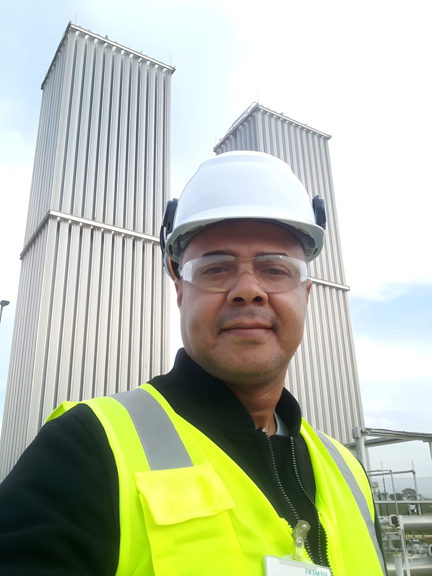 Dr. Ronaldo em ambiente industrial